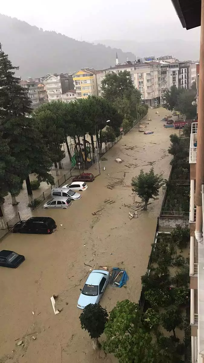 Sinop'ta selin hasarı gün ağarınca ortaya çıktı