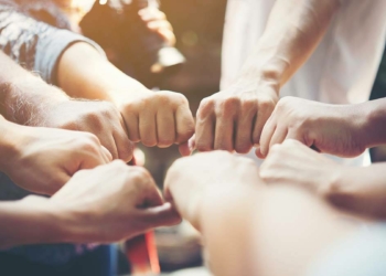 Dert insana daima yol gösterir. Kemale erme yolculuğunda kamil insan olmanın yolu dertlere sabretmekten ve metanetten geçer.