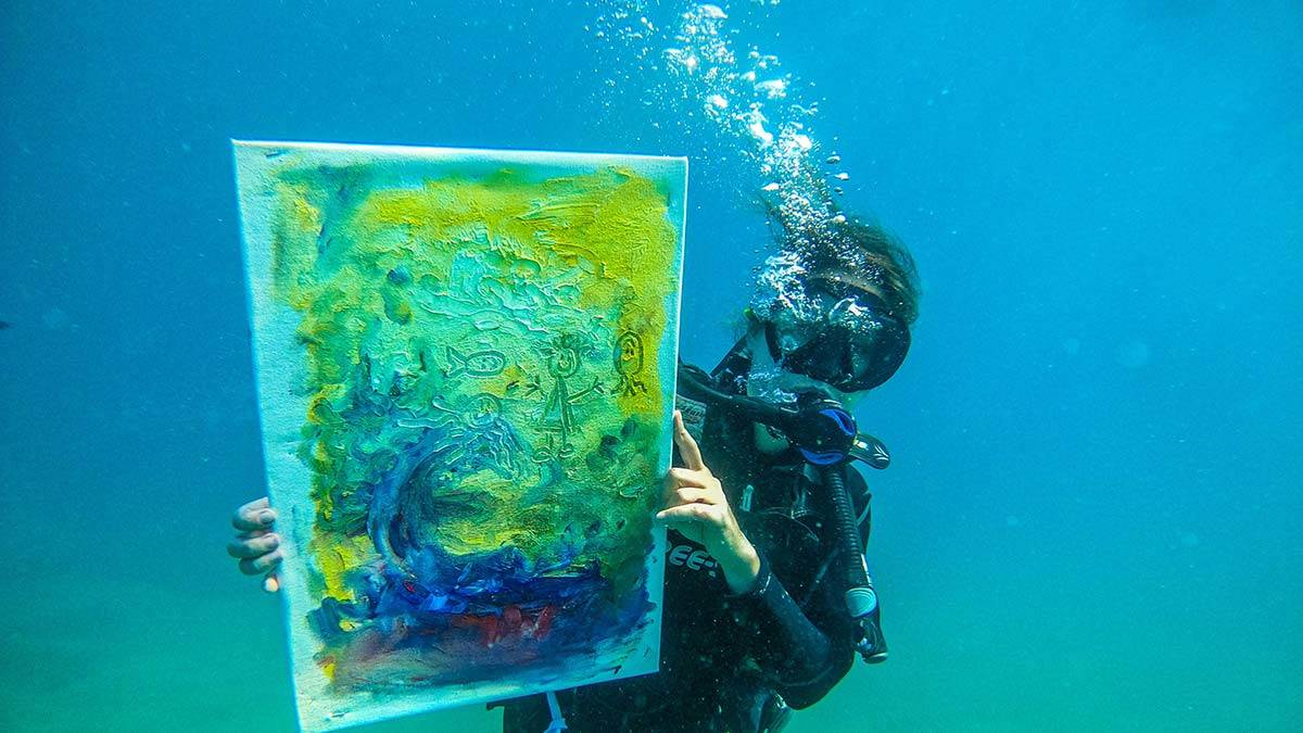 Su altı tutkusunu sanatıyla birleştirdi