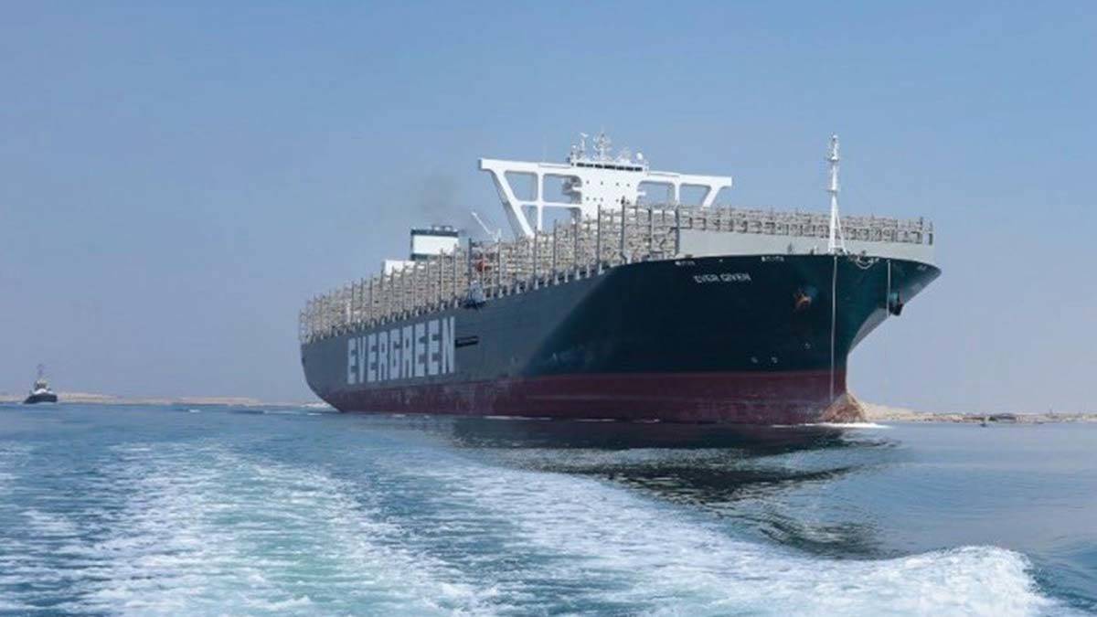 Süveyş Kanalı'nı tıkayan Ever Given kanaldan tekrar geçti