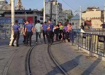 Laf atma tartışması saç saça baş başa kavgaya dönüştü