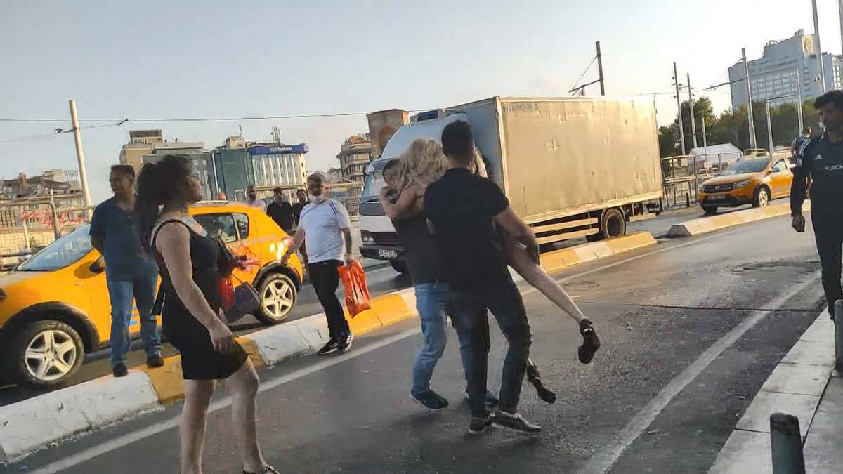 Kadınları ayırmak için araya erkek arkadaşları girdi. Kadınlar uzun süre birbirlerini bırakmadı. Ayırmaya çalışanlara rağmen kavga devam etti.