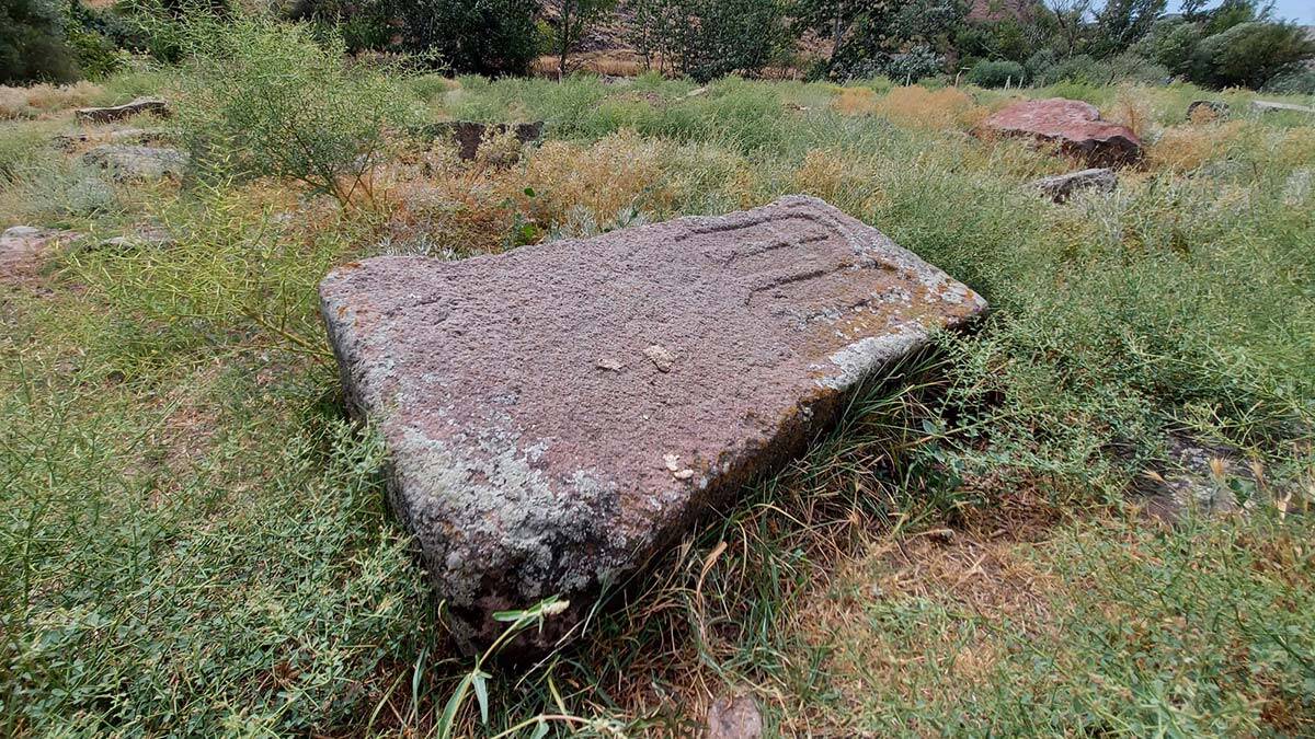 Ermeni mezarlığı talan edildi