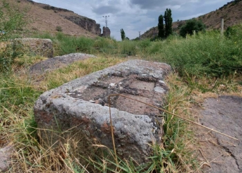 Ermeni mezarlığı talan edildi