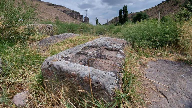 Ermeni mezarlığı talan edildi