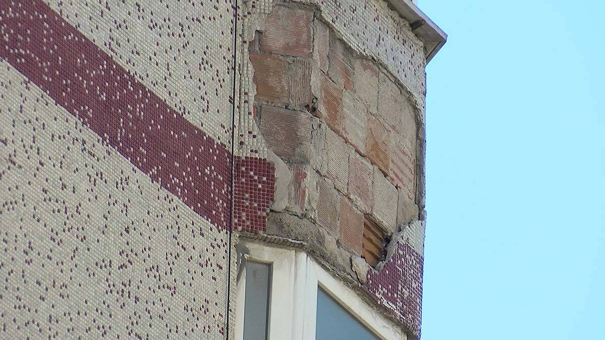 Tehlikeye rağmen ağır riskli binalarda oturuyorlar