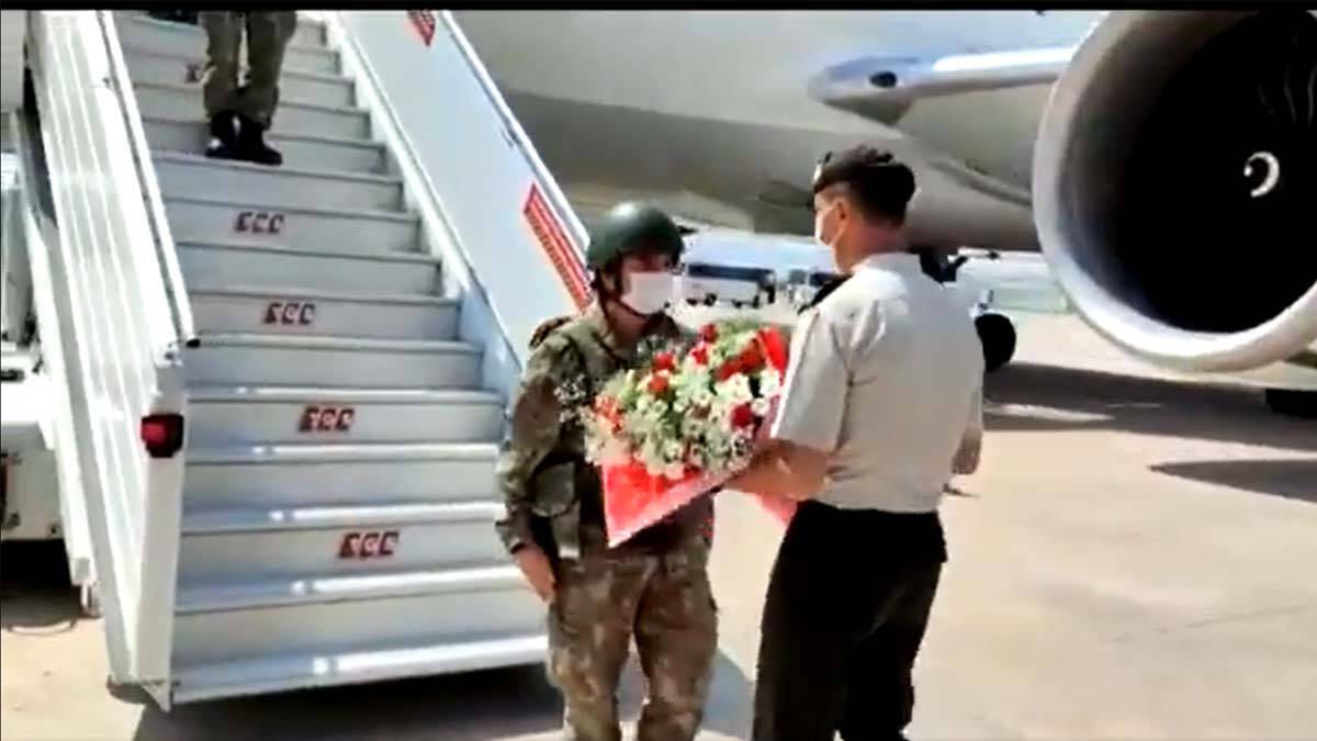 Türk askerleri çiçeklerle karşılandı