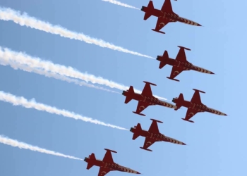 Türk Yıldızları zafer için gökyüzünde ay yıldız çizdi