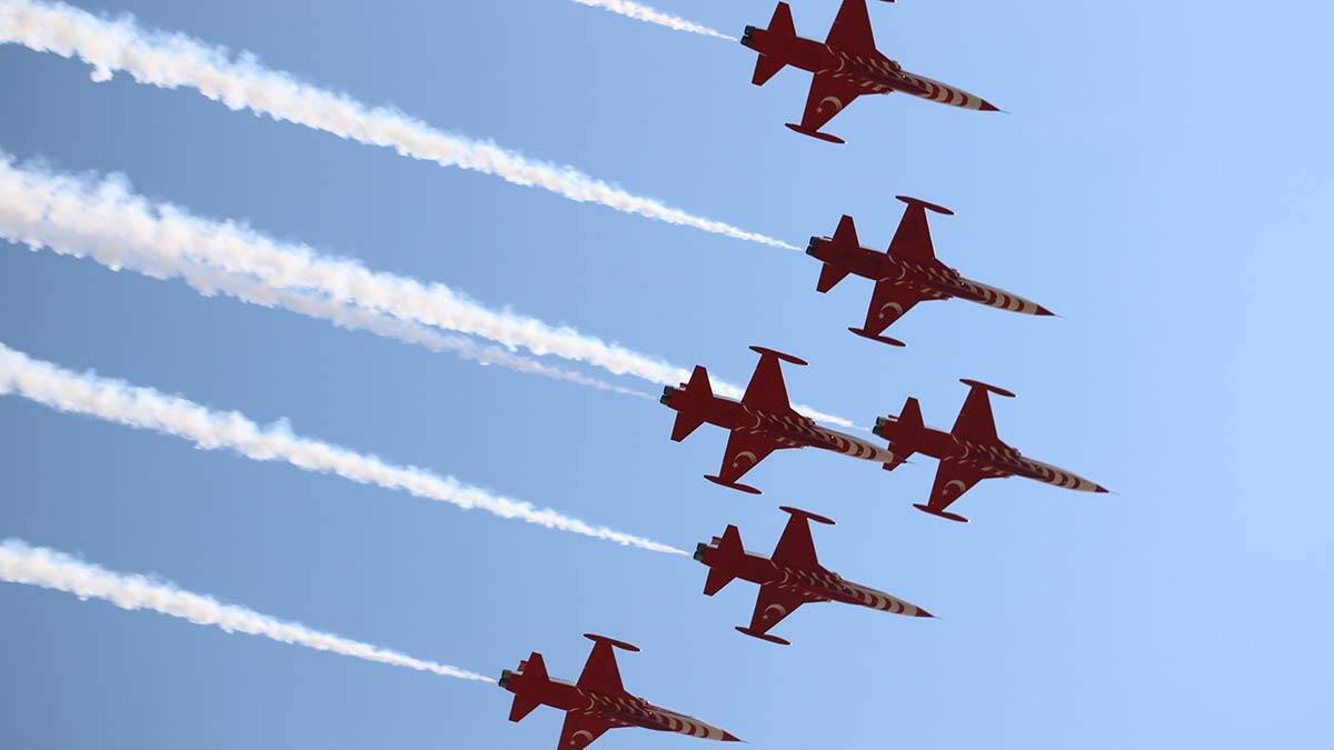 Türk Yıldızları zafer için gökyüzünde ay yıldız çizdi