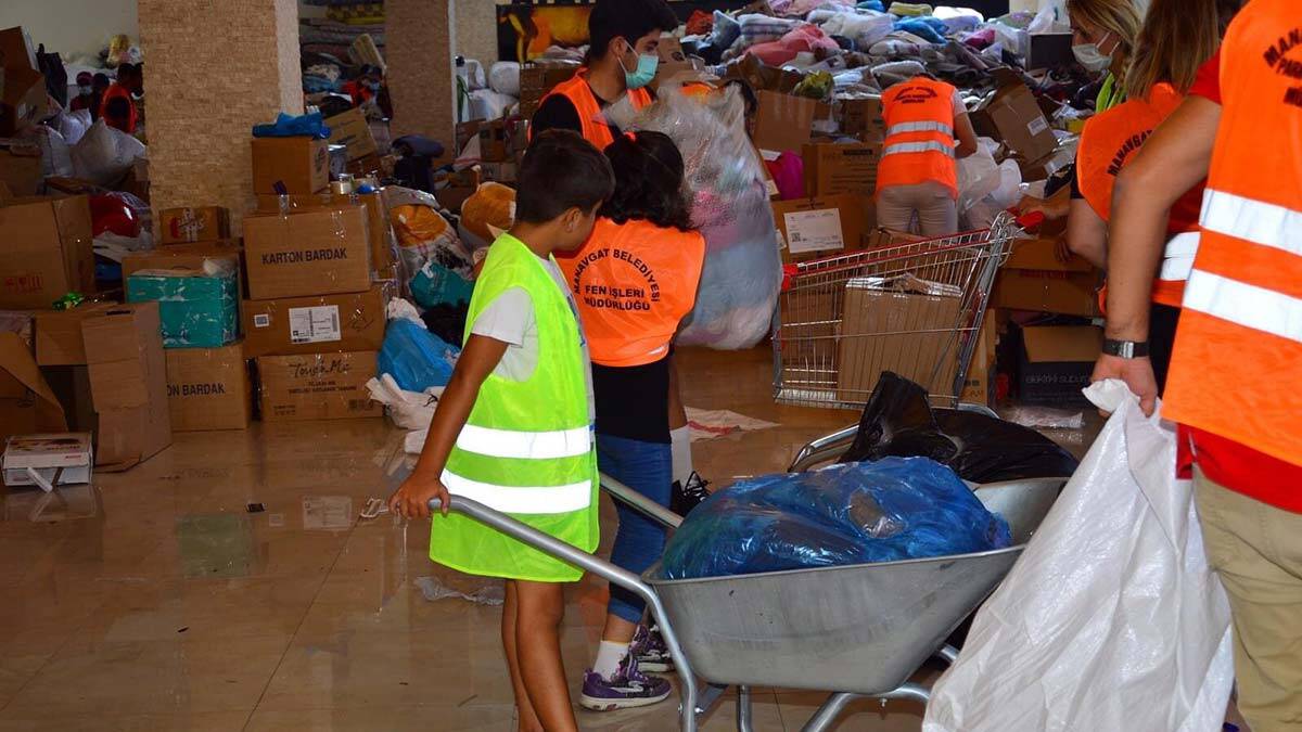 Antalya'da 10 gün süren, 60 bin hektarlık alanı ve 59 mahalleyi kül eden büyük yangının ardından Manavgat'ta yaralar sarılıyor.