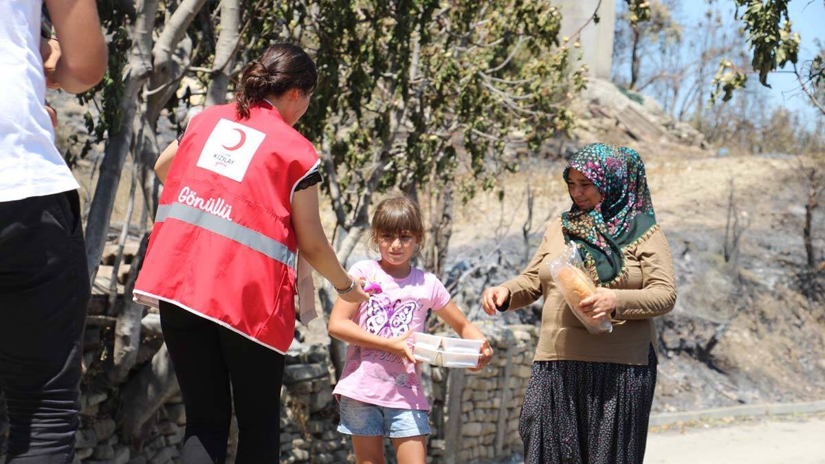 Yangınzedelere Kızılay ekiplerinden mobilize yardım