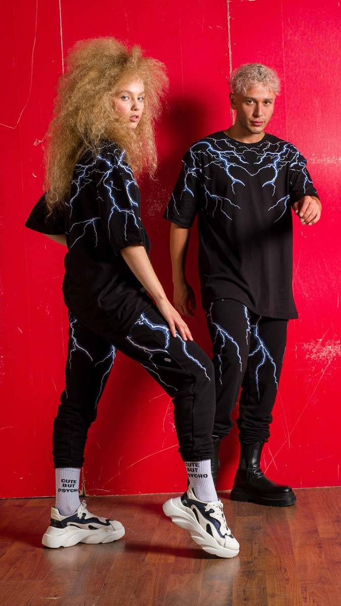 Z kuşağını dinledi, yılda 120 bin ürünle sokak modasını yarattı. Z kuşağı, pek çok alana olduğu gibi moda dünyasına da yeni dinamikler kazandırmaya başladı.