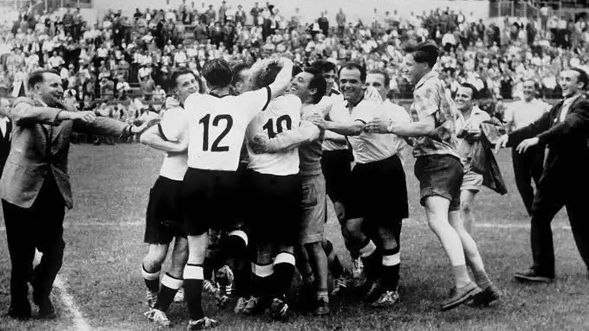Almanların futbol felsefesi "futbol 90 dakika oynanan ve sonunda almanların kazandığı bir oyundur. "