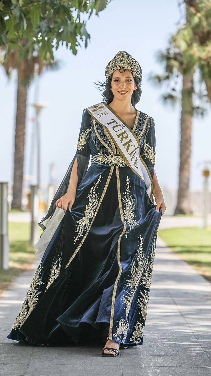 Antalya'nın Kemer ilçesinde, bu yıl 15'incisi düzenlenecek 'Miss Aura International' için 40 ülke güzeli, kraliçe olmak için kampa girdi.