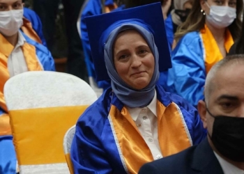 52 yaşında Tarih Bölümü'nü birincilikle bitirdi