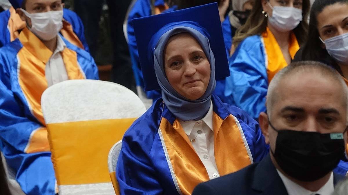 52 yaşında Tarih Bölümü'nü birincilikle bitirdi