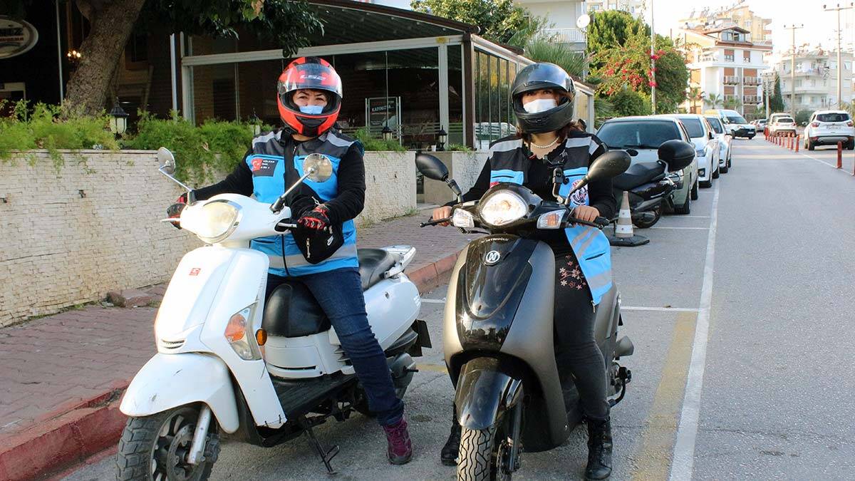 Büyük firmalardaki gibi küçük esnaf da ağırlıklı olarak 'evlere servis' şeklinde hizmet veriyor. Ancak Antalya'da 6 bin lira maaşla A sınıfı ehliyetli motokurye bulunamıyor. Antalya Ticaret ve Sanayi Odası (ATSO) Başkanı Davut Çetin, “Antalya merkezde şu an motokurye işi için bin kişi olsa hepsine ihtiyaç var" dedi.