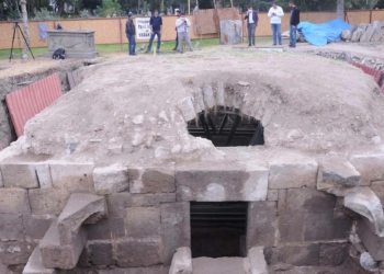 8 asırlık mezarlıkta eyvan tipi kümbet bulundu