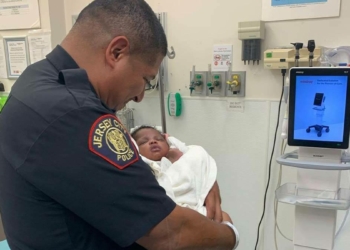 ABD'de polis, balkondan atılan çocuğu havada yakaladı