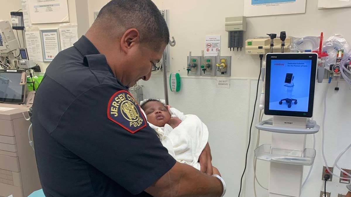 ABD'de polis, balkondan atılan çocuğu havada yakaladı