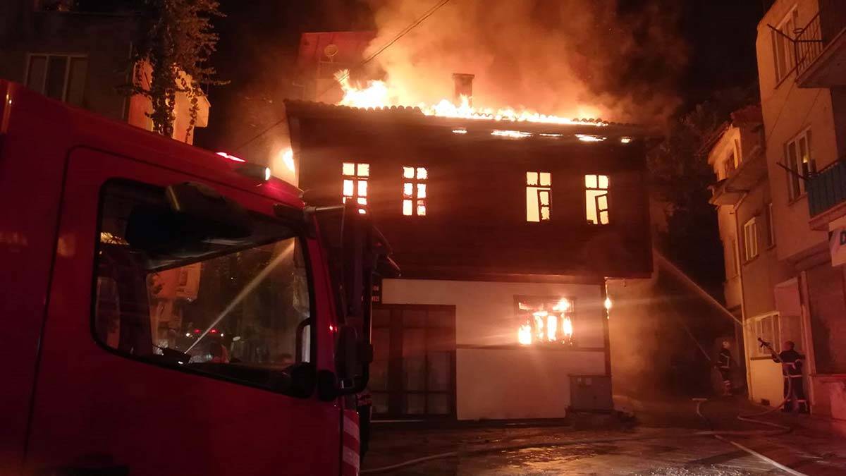 Afyonkarahisar'da tarihi konak alev alev yandı