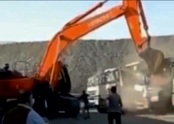 Alacak davası yüzünden amcasının kamyonlarını ezdi