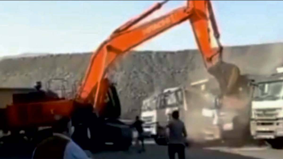 Alacak davası yüzünden amcasının kamyonlarını ezdi