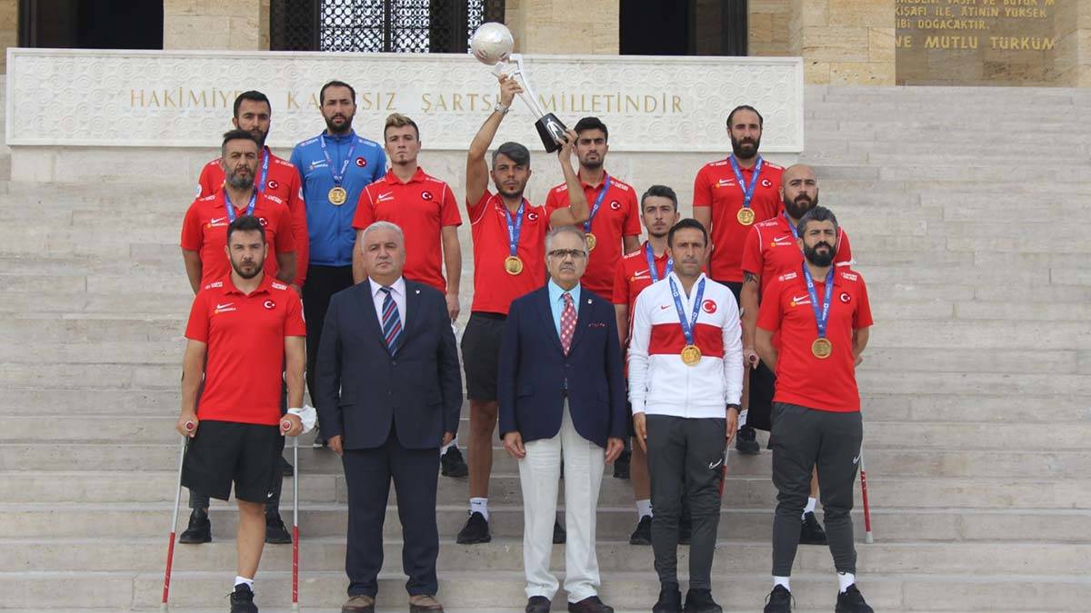 Ampute Milli Futbol Takımı Anıtkabir'i ziyaret etti