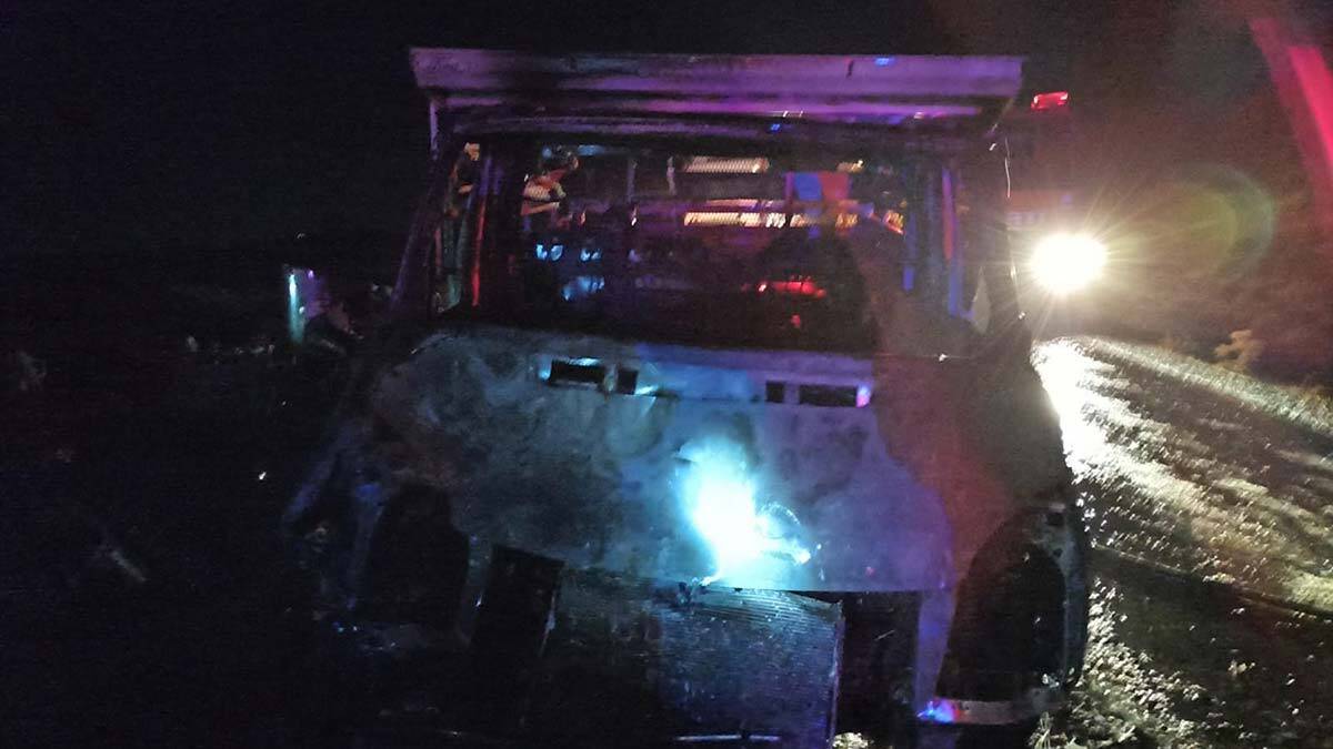 Şanlıurfa’nın Siverek ilçesinde, sürücüsünün aniden yola çıkan ineklere çarpan kamyonet, alev alev yandı