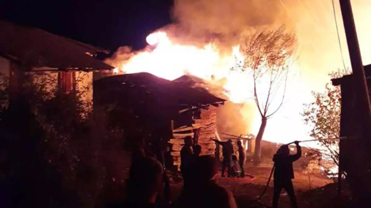 Ankara'da köyde çıkan yangında 8 ev yandı