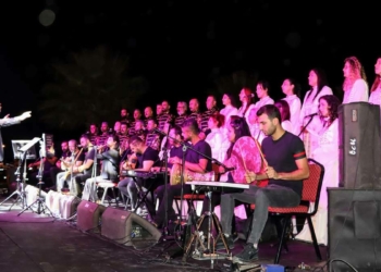 Antakya Medeniyetler Korosu çocuklar için sahnede