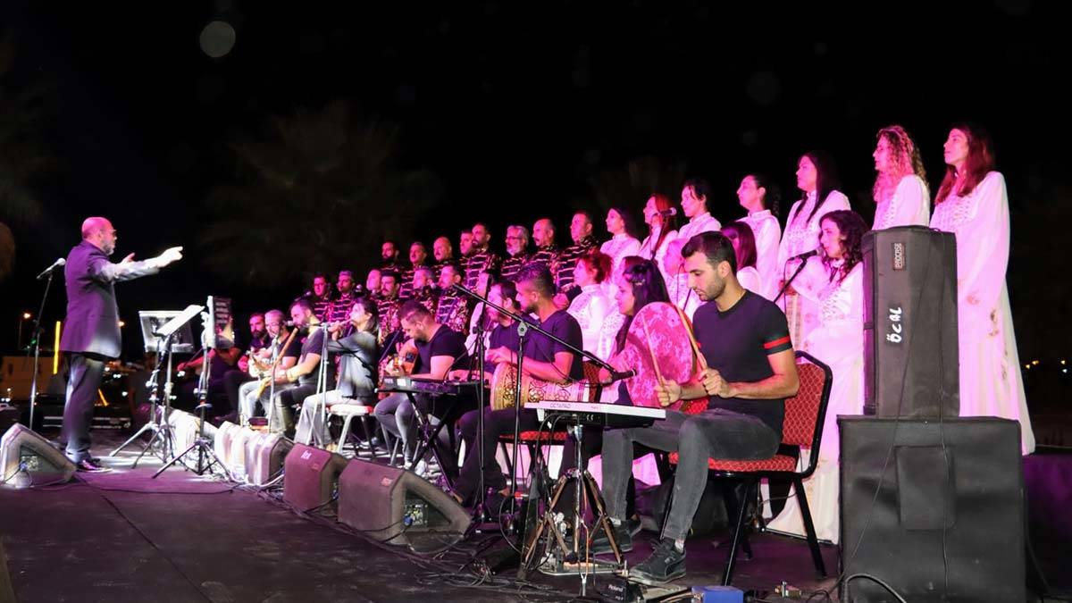 Antakya Medeniyetler Korosu çocuklar için sahnede