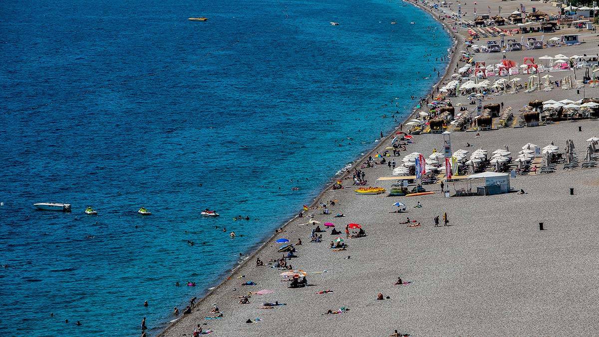 Antalya'da okulların açılması ile sahiller boşaldı