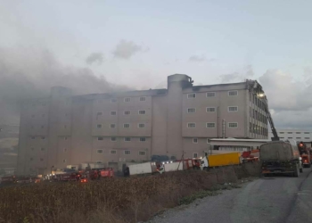 Arnavutköy'de 4 katlı binanın çatısında yangın çıktı