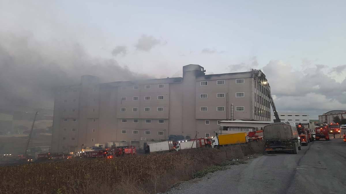 Arnavutköy'de 4 katlı binanın çatısında yangın çıktı