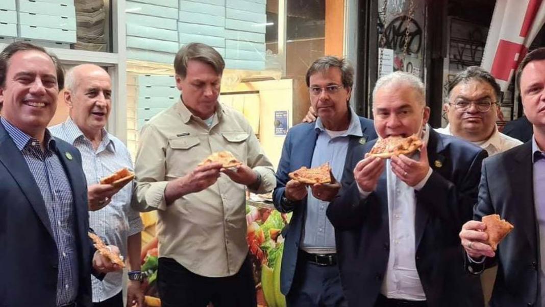 Aşısız Brezilya Devlet Başkanı sokakta pizza yedi_