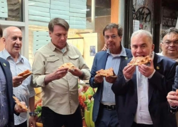 Aşısız Brezilya Devlet Başkanı sokakta pizza yedi_