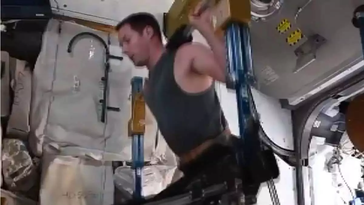 Astronot uzay egzersizinin görüntüsünü paylaştı