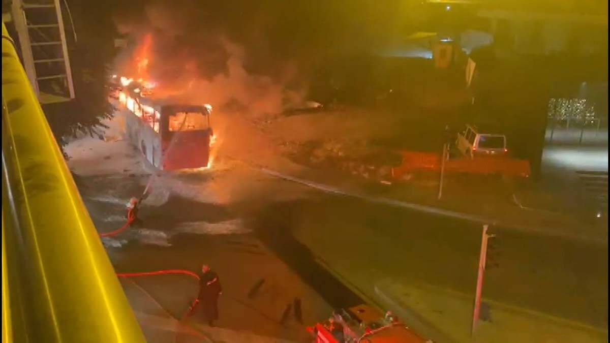 Aydınlatma direğine çarpan yolcu otobüsü alev aldı