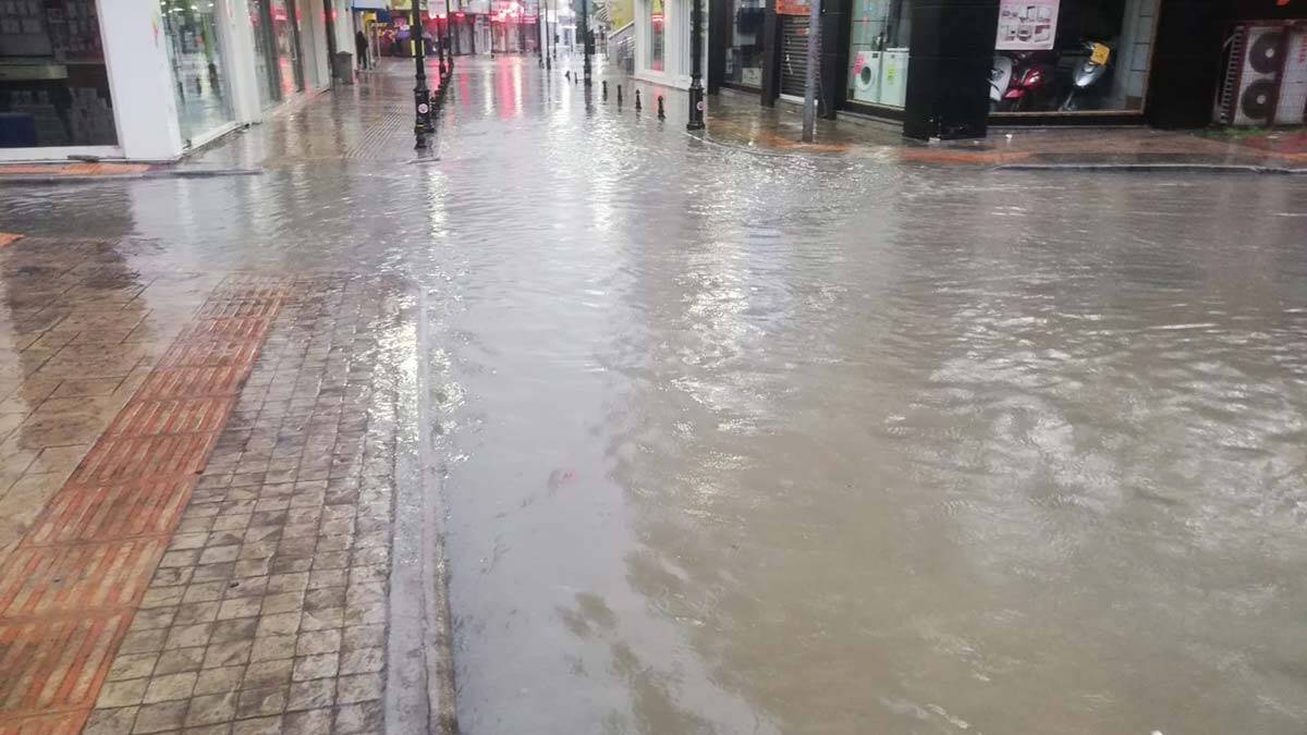 Bafra'da sağanak: 2 okulda eğitime ara verildi