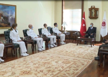 Bakan Akar Deniz Kuvvetleri Günü'nü kutladı
