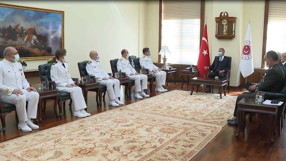 Bakan Akar Deniz Kuvvetleri Günü'nü kutladı