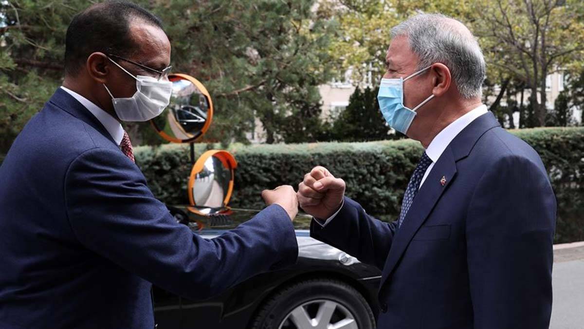 Bakan Akar Somalili mevkidaşıyla bir araya geldi