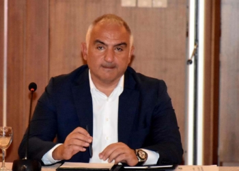 Bakan Ersoy Marmaris'te turizmcilerle bir araya geldi