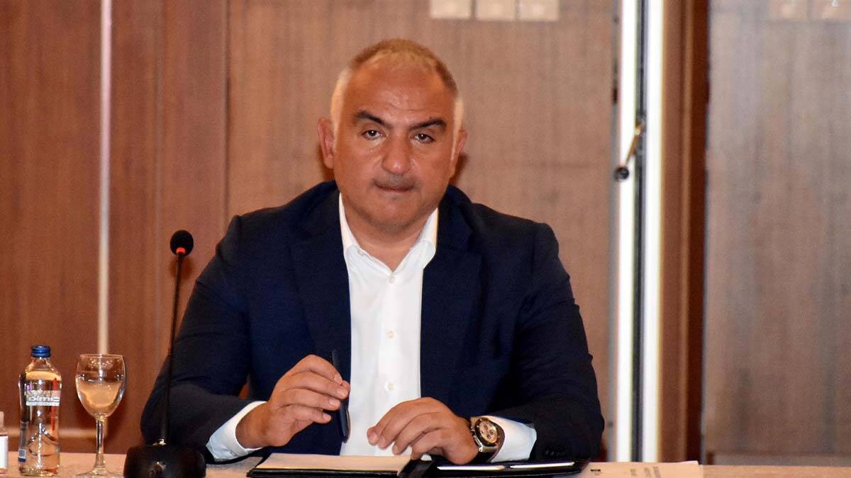 Bakan Ersoy Marmaris'te turizmcilerle bir araya geldi