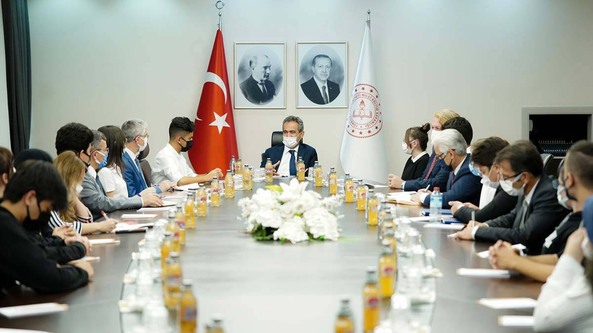 Bakan Özer: Okullara devam oranı çok yüksek