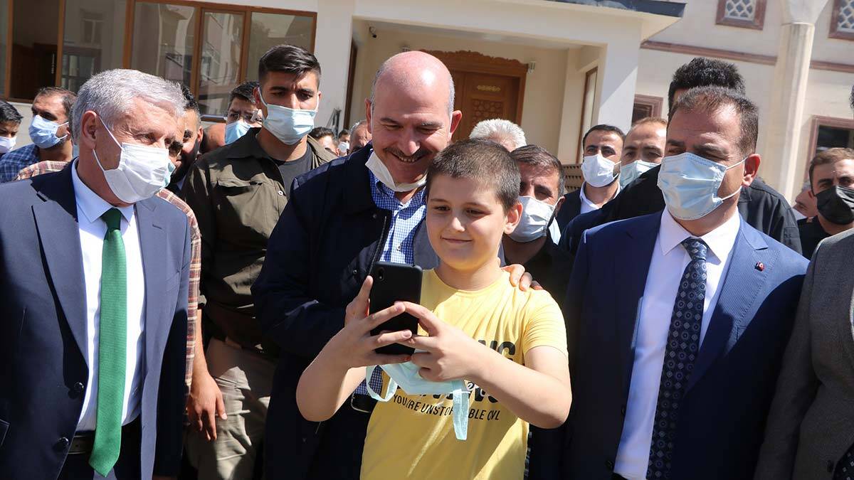 Bakan Soylu Hakkari'de nikah şahitliği yaptı