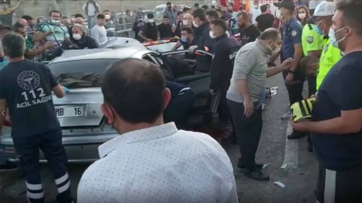 Başkent’te otomobil ile servis çarpıştı: 5 ölü