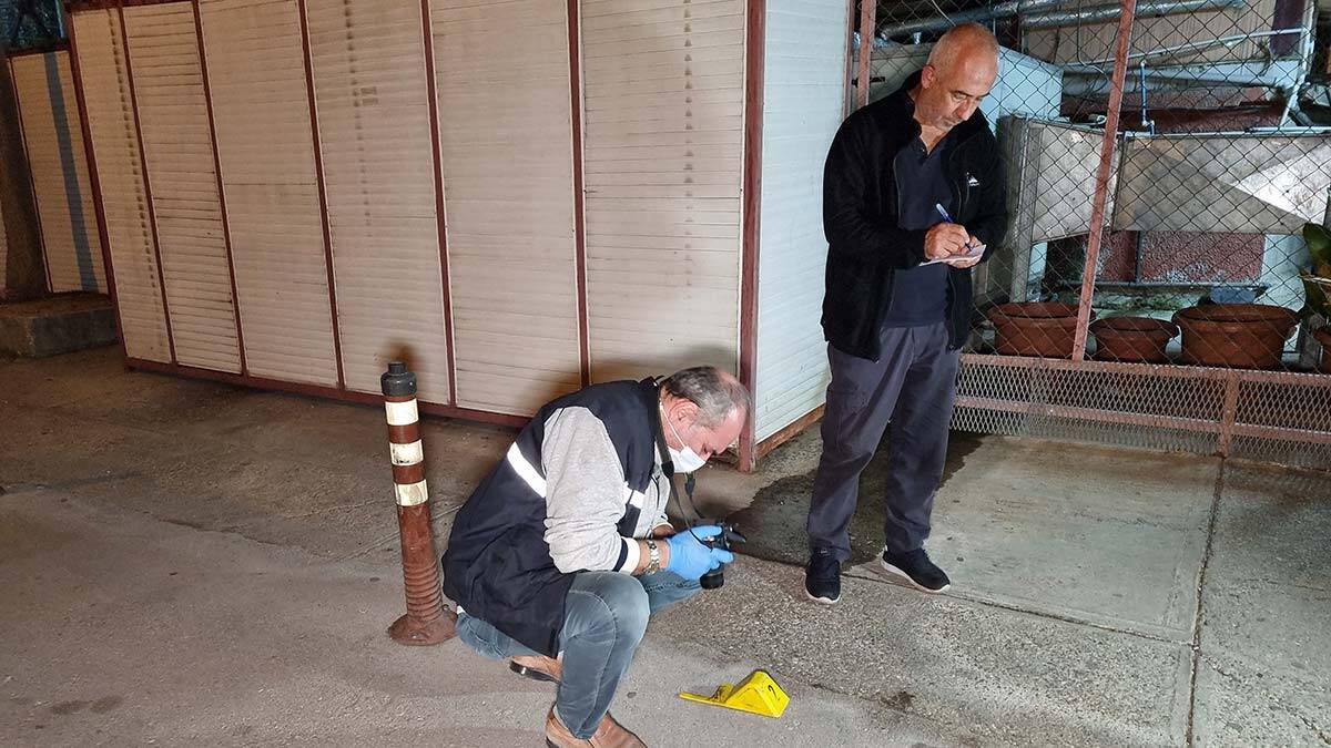 Bekçilerden kaçarken kendini vurdu