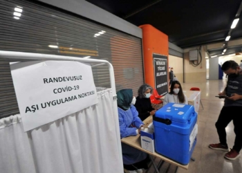 Bursa'da metro istasyonunda aşı seferberliği